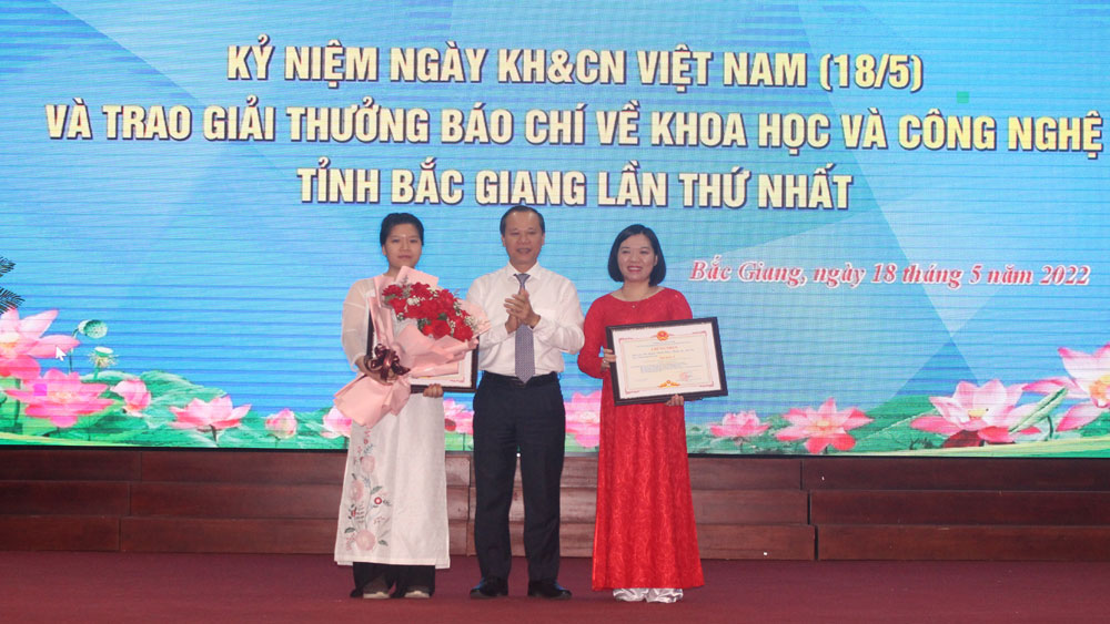 Đồng chí Mai Sơn trao giải A cho nhóm tác giả của Báo Khoa học và Phát triển.